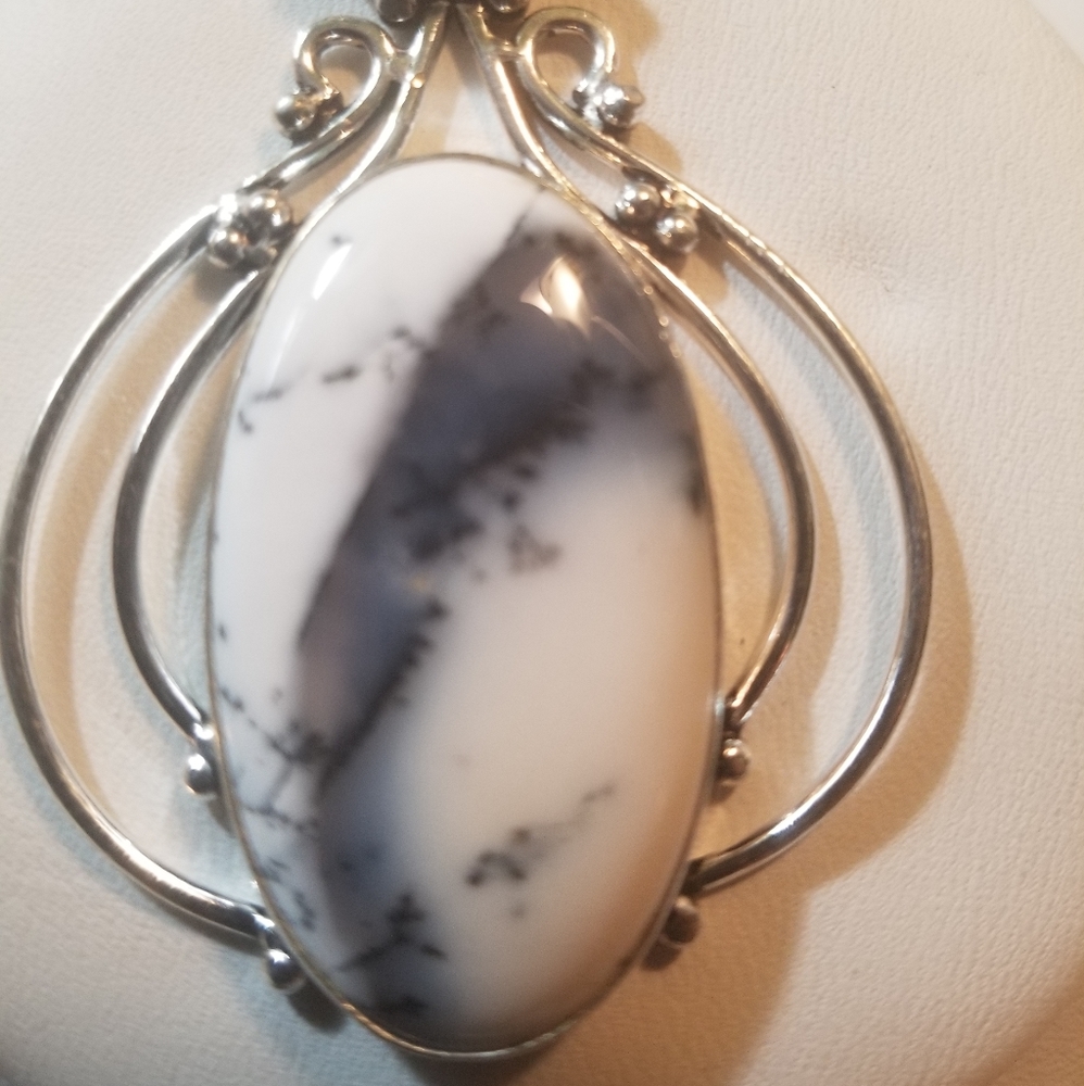 BEAUTIFUL PENDENT NWOT - Picture 3 of 5